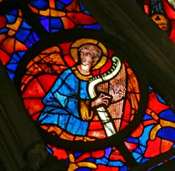 Window w141 depicting a musician angel with a harp