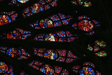 Window w141 depicting a section of the west rose window