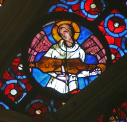 Window w141 depicting an angel with a musical instrument
