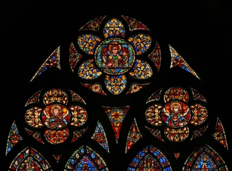 Window w201 depicting the tracery lights with three angels