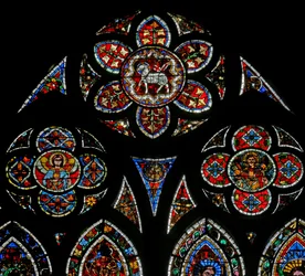 Window w202 depicting the tracery lights with two angels and the Agnus Dei