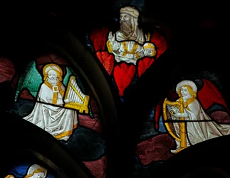 Window depicting musician angels with harp and organ