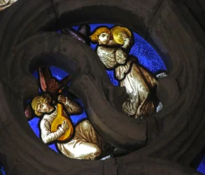Window depicting angel musicians