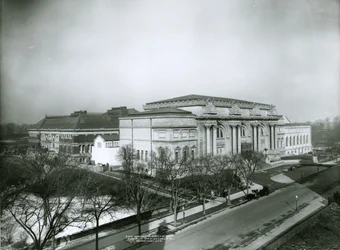 The Metropolitan Museum of Art from the southeast, New York City, 1909