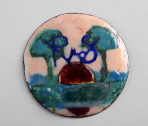 Circular enamel plaque
