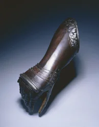 Black and white elbow gauntlet for the right hand, c.1570