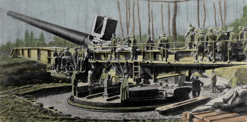 Often confused with the Big Bertha cannon, the Paris cannon (Wilhelmgeschütz) is the most mysterious of the German guns of the First World War. Calibre 210 mm; flight length 36 m; range 126 km; total weight 750 T; projectile weight 105 Kg at 1600 m/sec. 19