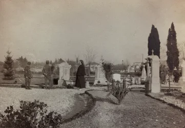 Album "Pictures of War II": Soldiers and Red Cross to Visit the Cemetery of Gradisca