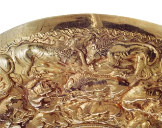 Libation bowl with embossed decorations in the shape of lions and panthers