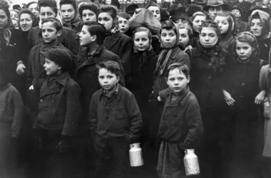Zille Monument Berlin, Watching Children