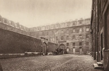 Interior Court of St-Lazare, Women