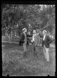 Paul and Hugo Simberg and Einar Relander in Niemenlautta Park