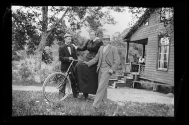 Wolter, Blenda and Einar Simberg in the Yard of the Yellow Villa, Elma Simberg on the Porch