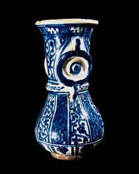 Islamic art of the Mamluks: ceramic with a blue background