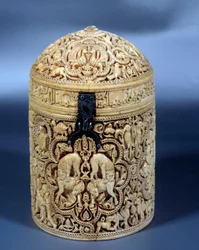 Pyxide (box) of Al-Mughira in ivory from Cordoba and intended for the Emir