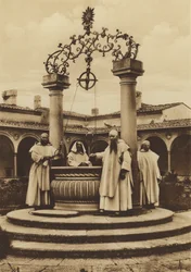 Florence: Dintorni di Firenze, Certosa, Il pozzo nel Chiostro Grande