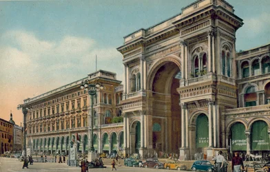 Milan: Piazza del Duomo, Entrance to Galleria