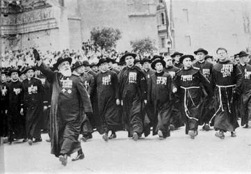 Parade in Rome in 1931, preceded by the ecclesiastical body