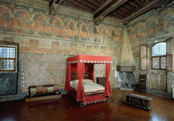 Room of the Castellana di Vergi showing the frescoed walls and frieze depicting a medieval French romance
