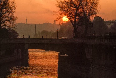 Sunrise over the Seine near the Ile de la Cite. Paris, France
