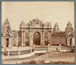 Istanbul. Dolmabahçe Palace - gate