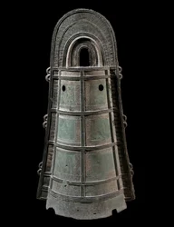 Japanese art: Dotaku (bronze bell). Sun. 0.8 m Civilization Yayoi (300 BC-300 AD) Paris, Musee Guimet, Musee national des Arts Asians