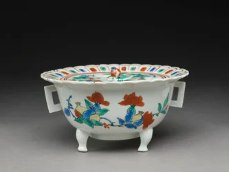 Koro bowl with a flat lid, Kakiemon related ware