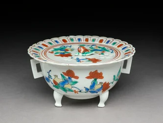 Koro bowl with a flat lid, Kakiemon related ware