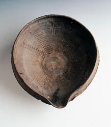 Stoneware kitchen bowl for grinding and mixing food, produced in Bizen, Japanese civilization, Momoyama period