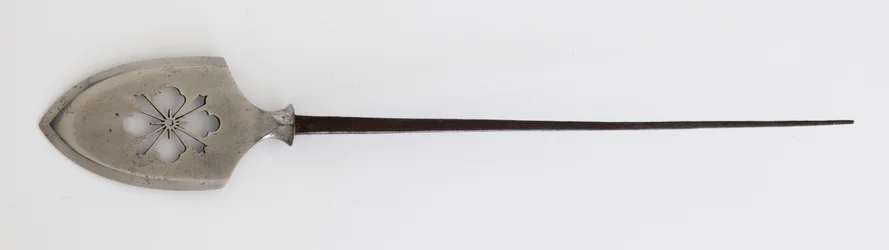 Yanone (arrowhead) of flat type with pierced Hanabishi design