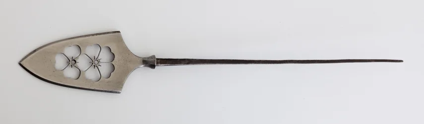 Yanone (Arrowhead) of Flat Type with Pierced Design of Cherry Blossoms