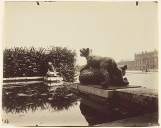Versailles, Fountain of Point du Jour, (Tiger Overpowering a Bear by Houzeau)