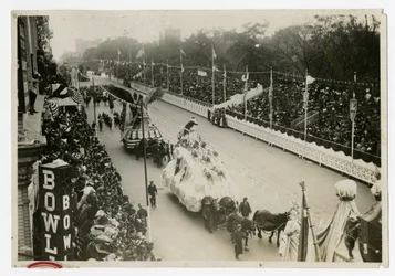 Historical Parade: general view Central Park St Nicholas Float