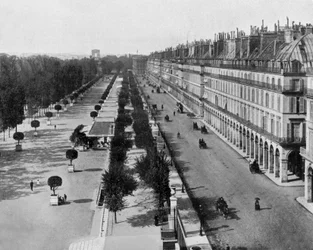 Rue de Rivoli in Paris, on the left the Tuileries Garden, in the background the Arc de Triomphe, c. 1900