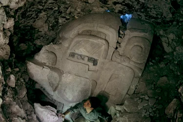 Large Early Pre-Classical stucco mask, Cival, Holmul, Guatemala, Maya, Francisco Estradabelli, 2008 (photo)