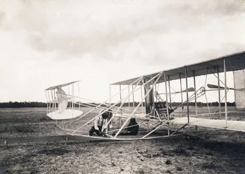 Leon Bollee working on the Wright brothers