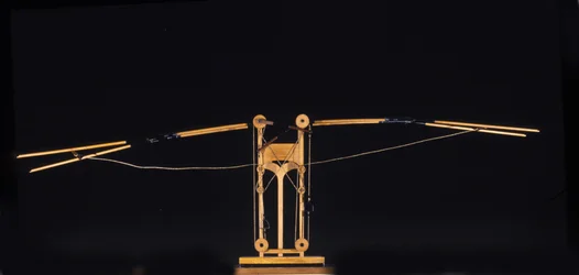 Machine for flying with wing wings. Model from the drawing of Leonardo da Vinci. Museum of Science and Technology, Milan.