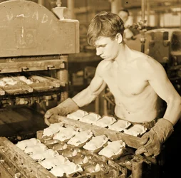 Factory Worker at the Paragon Rubber Company, Massachusetts, 1936