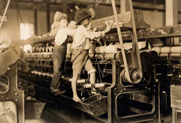 Spindle boys in Georgia cotton mill c. 1909