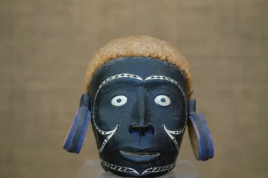 Male head with earrings, sculpture