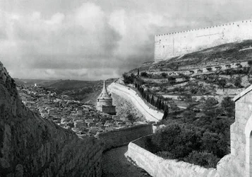 Jewish burial places near the Wall of Jerusalem