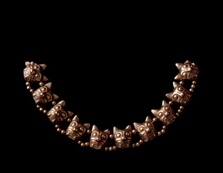 Pre-Columbian art, Maya civilization, Postclassic period: gold necklace composed of elements in the shape of jaguar heads. 600-1100 AD, from Iximché, Chimaltenango, Guatemala. Length 27 cm. Guatemala, National Museum of Archaeology and Ethnology