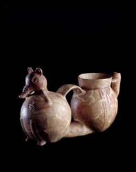 Pre-Columbian art, Maya civilization, Preclassic period: double clay vase, one element in the form of a coati and the other plain. From Kaminaljuyú, Guatemala. Dimensions: h. 16 x width 30.5 cm. Guatemala, National Museum of Archaeology and Ethnology