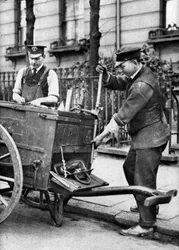 A gas fitter, London, 1926-1927