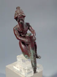 Mesopotamie: Copper Foundation Figure Depicting the God Pushing a Nail