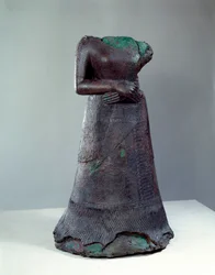 Elamite civilization: bronze statue of Queen Napir Asu with Elamite inscription. 1250 BC. From the site of Susa, Iran. H 1.29 x 0.73 m. Paris, Musée du Louvre