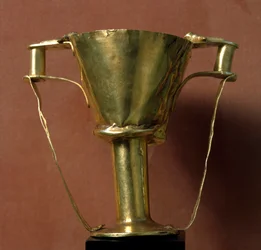 Mycenaean art has Minoan influences: chalice (or cup) in gold with double handle called cup of Nestor