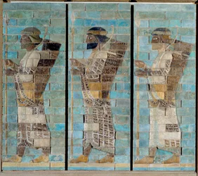 The frieze of the archers, from the palace of Darius I, king of Persia, in Susa (6th century BC). Enameled brick relief below. 510 BC. Paris, Louvre Museum.
