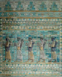 The frieze of the archers, from the palace of Darius I, king of Persia, in Susa, 6th century BC. Lower part of an enameled brick relief. 510 BC. Paris, Louvre Museum.