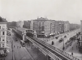 Wiener Strasse Mit Hochbahn-Bahnhof
